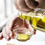 Closeup,Of,Hands,Pouring,Virgin,Olive,Oil