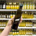 Choosing,Olive,Oil,,Sauce,,Vinegar,At,The,Grocery,Store