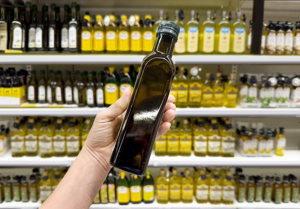 Choosing,Olive,Oil,,Sauce,,Vinegar,At,The,Grocery,Store